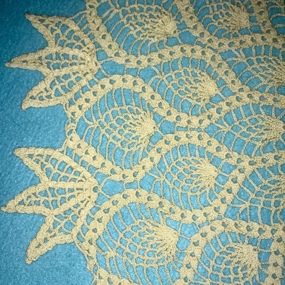 CROCHETED doily round tulip pattern handmade size 27 inch diameter - Picture 4 of 5